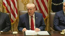 Trump amenaza con destruir la principal terminal petrolera de Ir&aacute;n pese al alza de los precios