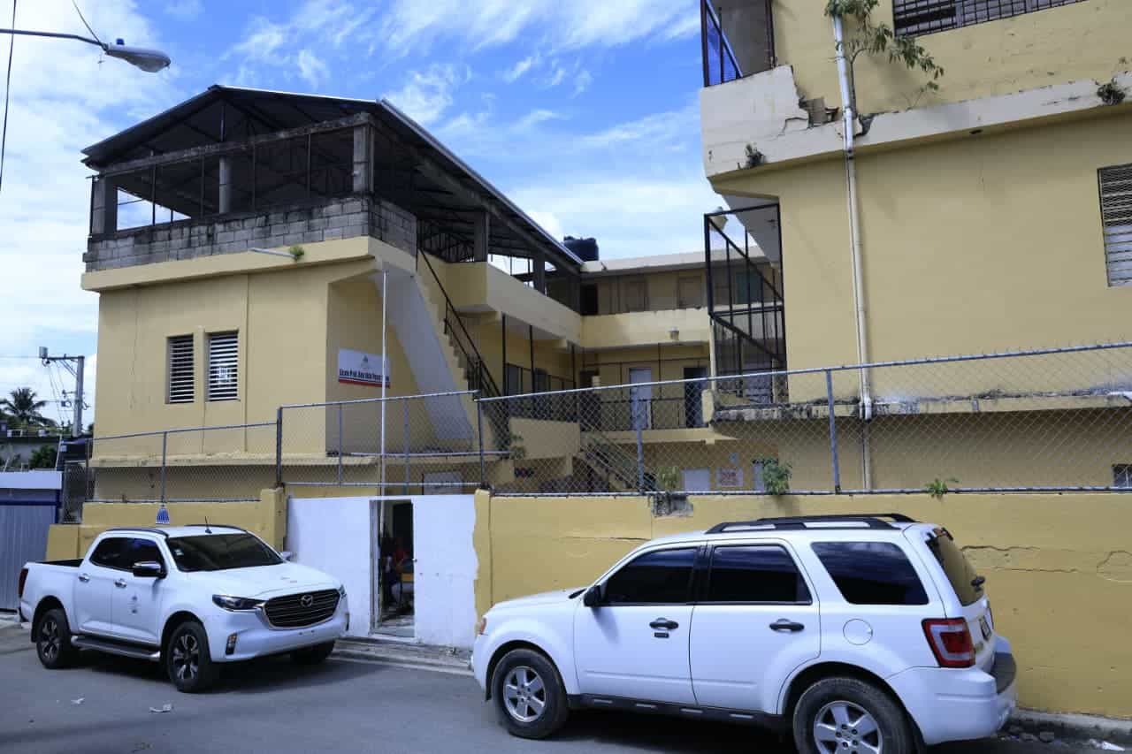 Parte del techo se desprende sobre los pupitres en el liceo Profesor Ana Hilda P&eacute;rez Rivas, en Los Alcarrizos.