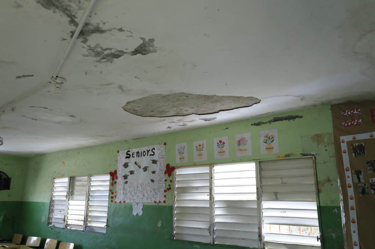 Parte del techo se desprende sobre los pupitres en el liceo Profesora Ana Hilda P&eacute;rez Rivas, en Los Alcarrizos.