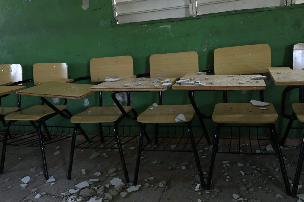 Parte del techo se desprende sobre los pupitres en el liceo Profesor Ana Hilda P&eacute;rez Rivas, en Los Alcarrizos.Parte del techo se desprende sobre los pupitres en el liceo Profesora Ana Hilda P&eacute;rez Rivas, en Los Alcarrizos.