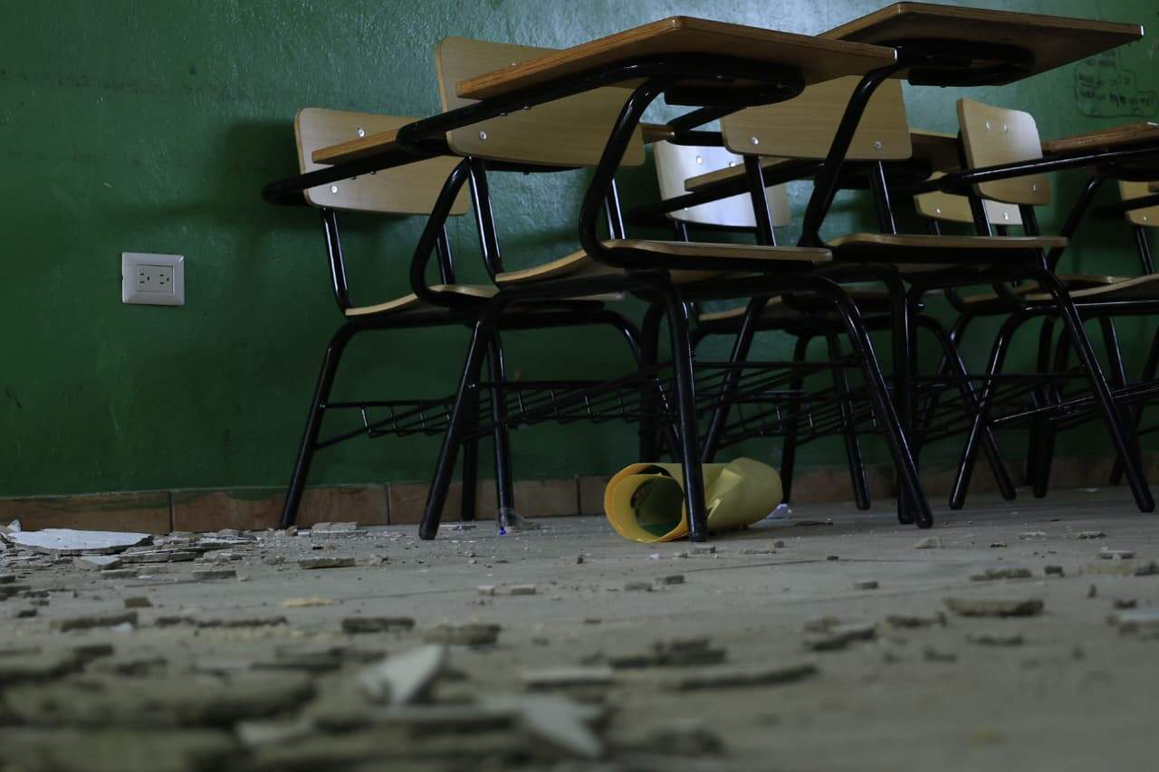 Parte del techo se desprende sobre los pupitres en el liceo Profesor Ana Hilda P&eacute;rez Rivas, en Los Alcarrizos.Parte del techo se desprende sobre los pupitres en el liceo Profesora Ana Hilda P&eacute;rez Rivas, en Los Alcarrizos.