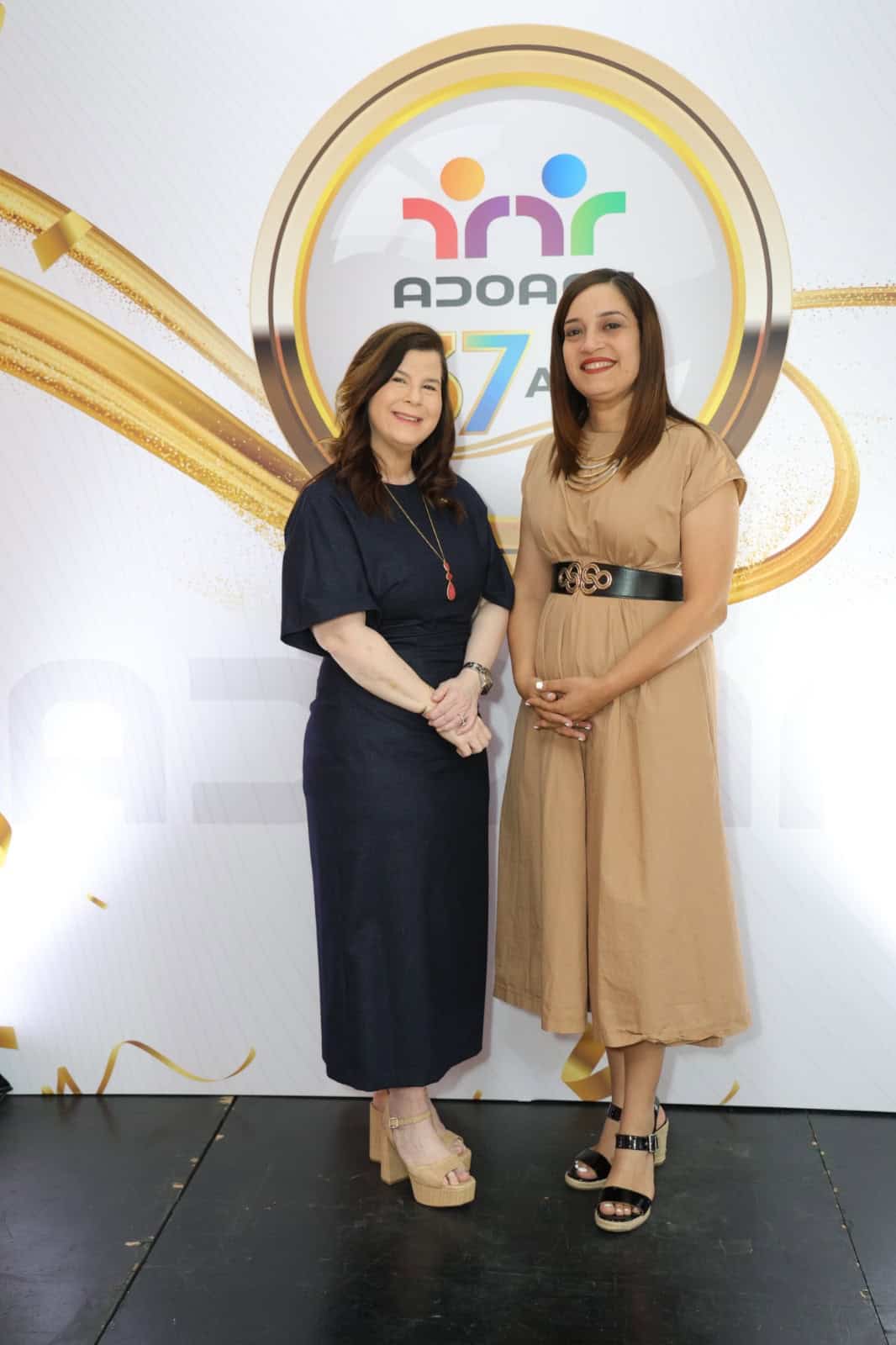 Neyda Iglesias y Evelyn Ortiz.