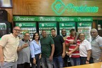 Embajadora de EE. UU. disfruta un viernes "a modo dominicano" en un colmado del Distrito Nacional