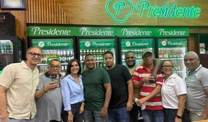 Embajadora de EE. UU. disfruta un viernes "a modo dominicano" en un colmado del Distrito Nacional