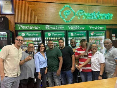 Embajadora EE. UU. disfruta un viernes “a modo dominicano” en colmado