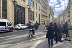 Detienen a hombre que iba a accionar un explosivo para atacar un banco americano en Par&iacute;s
