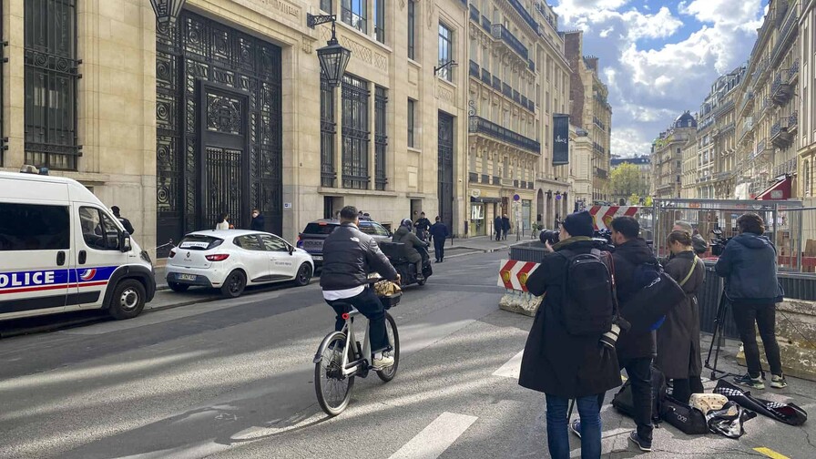Detienen a hombre que iba a accionar un explosivo para atacar un banco americano en Par&iacute;s