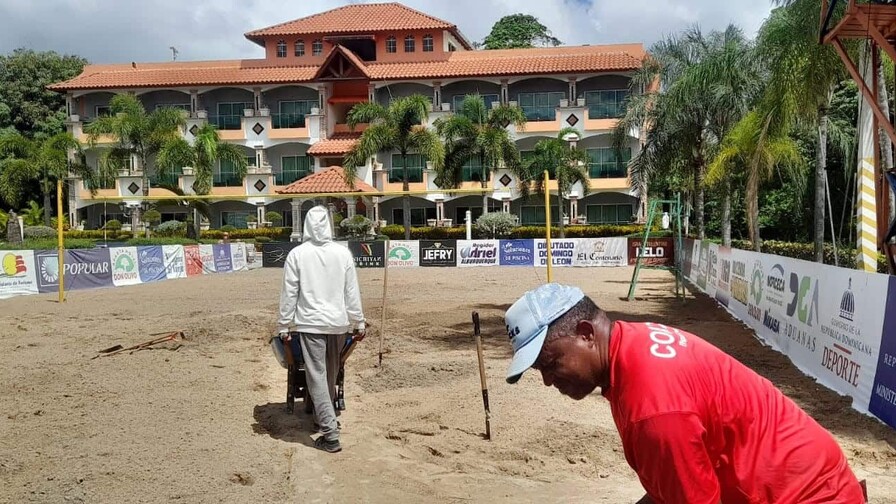 Remozan canchas para torneo de voleibol playero en Hato Mayor en su 30 aniversario