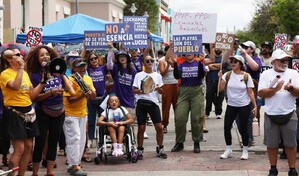 Miles protestan en Puerto Rico contra proyecto tur&iacute;stico-residencial en la costa suroeste