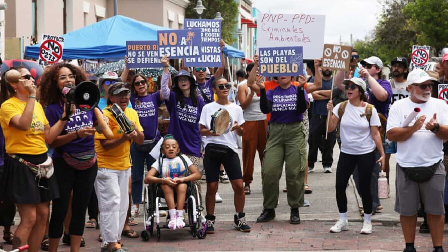 Miles protestan en Puerto Rico contra proyecto tur&iacute;stico-residencial en la costa suroeste