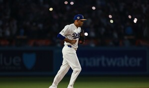 Video | Edwin D&iacute;az brilla en su debut con los Dodgers con una entrada al ritmo de trompeta en vivo
