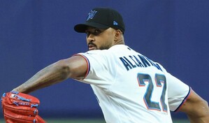 Sandy Alcántara domina en el día inaugural y guía triunfo de Marlins sobre Rockies