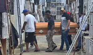 Sepultan los restos de mujer que muri&oacute; en cl&iacute;nica est&eacute;tica de Santiago; familia exige justicia