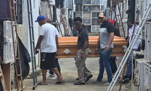 Sepultan los restos de mujer que muri&oacute; en cl&iacute;nica est&eacute;tica de Santiago; familia exige justicia