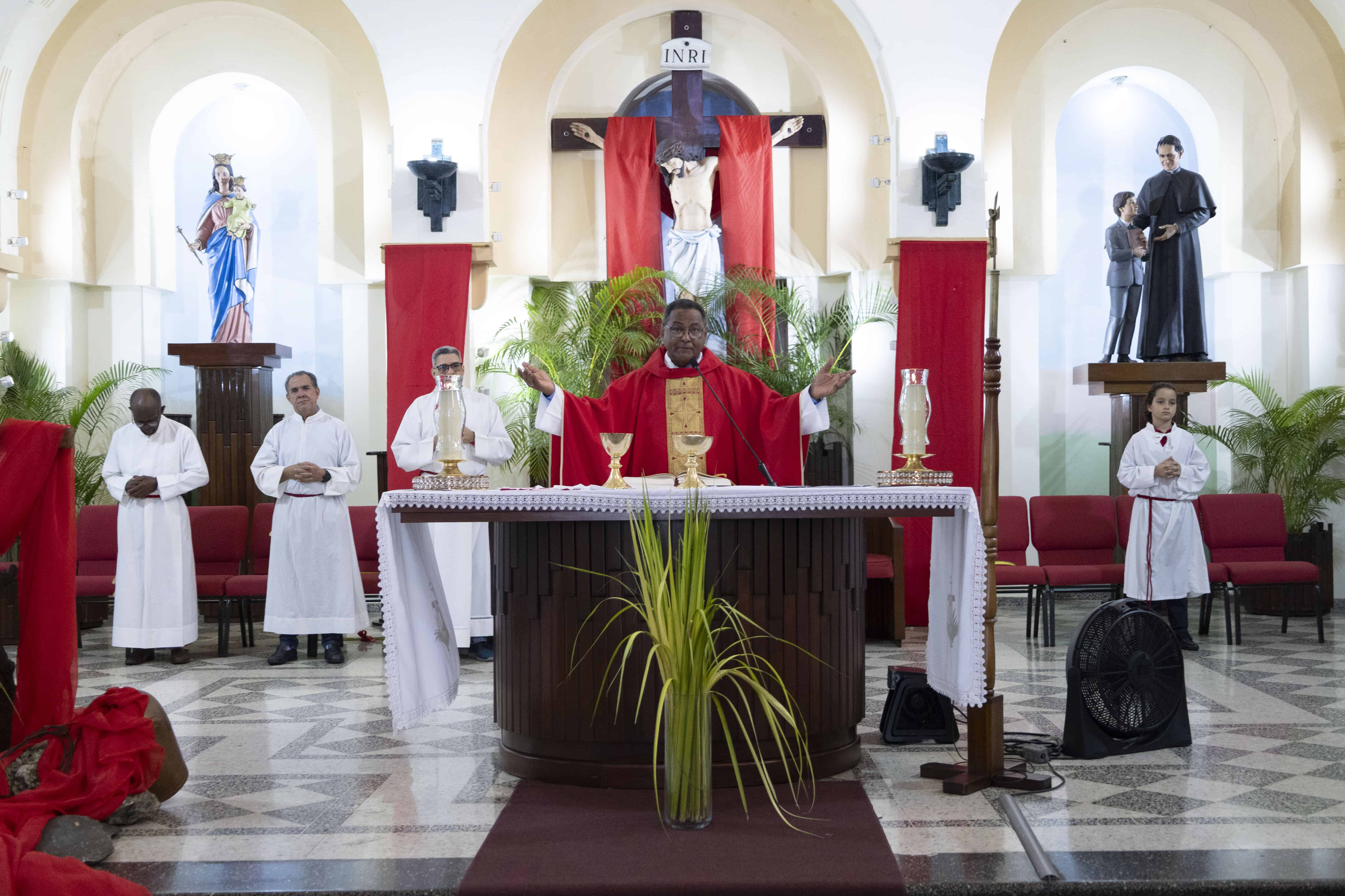 Celebración de la misa en la iglesia Don Bosco.
