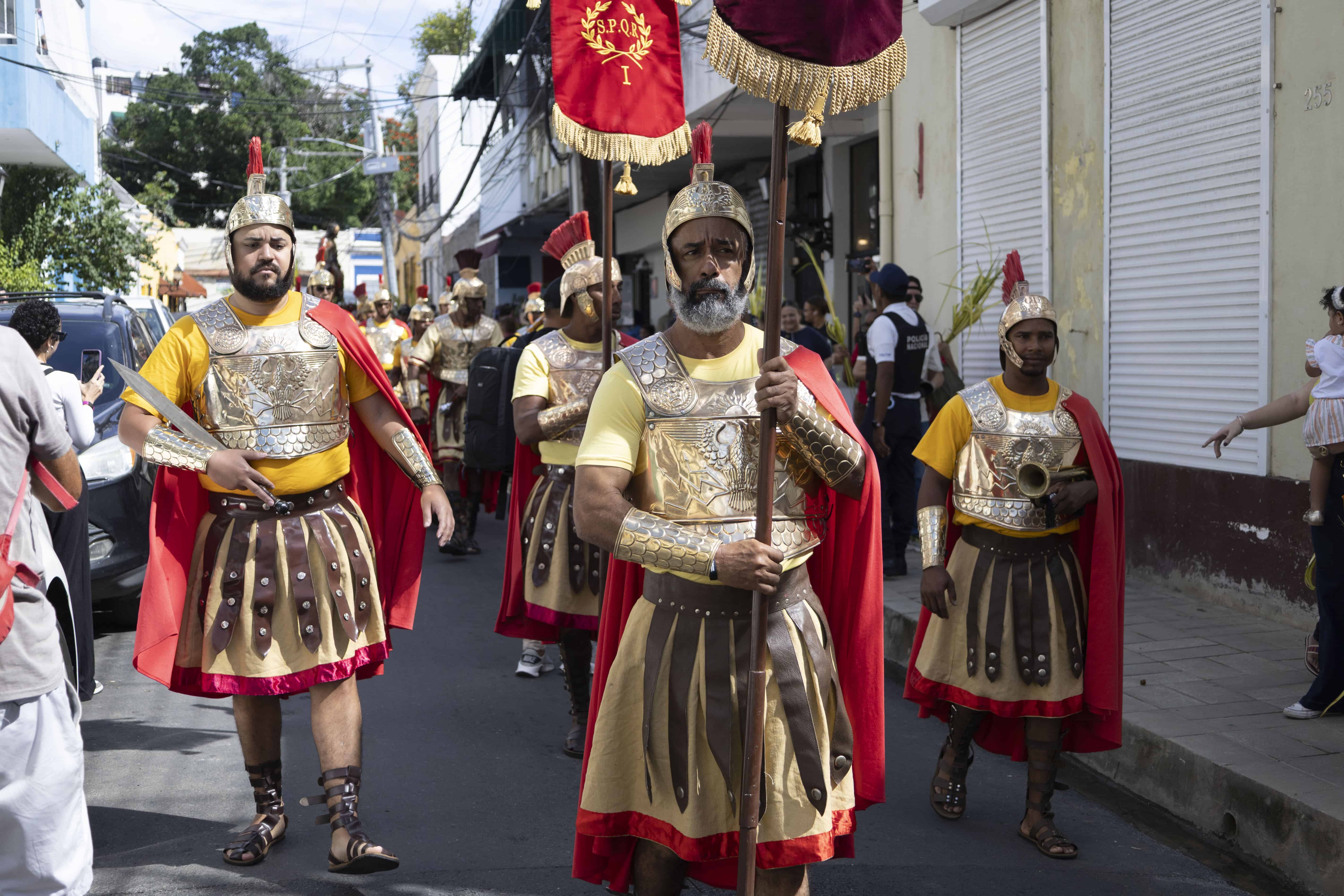 Durante la procesión de la iglesia Las Mercedes, algunos feligreses se vistieron de guardias romanos.