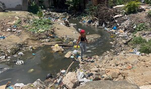 En el barrio La Fe de Los Alcarrizos esperan la construcci&oacute;n de un puente hace ocho a&ntilde;os