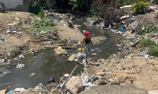 En el barrio La Fe de Los Alcarrizos esperan la construcci&oacute;n de un puente hace ocho a&ntilde;os
