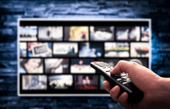 Los hispanos destinan el 55.8 % de su tiempo al streaming en EE. UU., seg&uacute;n informe