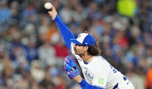 Cease poncha a 12 y hace historia en su debut con Toronto