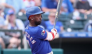 McCutchen se disculpa con un fan tras su primer jonr&oacute;n con los Rangers
