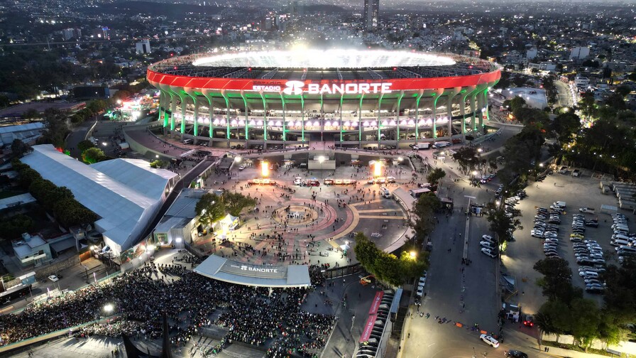 Aficionado muere en la reapertura del estadio Azteca