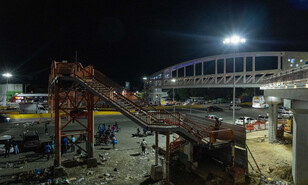 Retraso en desmonte del puente peatonal en el kil&oacute;metro 9 de la autopista Duarte provoca taponazo
