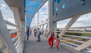 Ciudadanos estrenan el nuevo y moderno puente del kil&oacute;metro 9 de la autopista Duarte