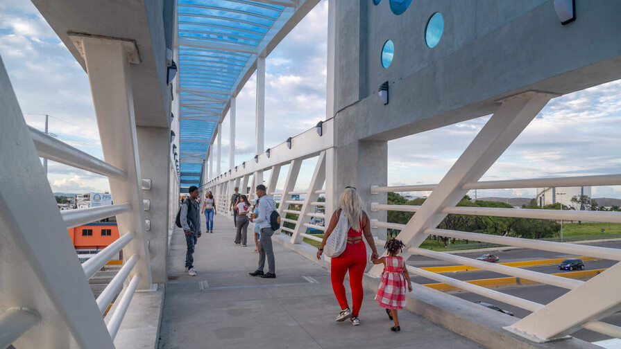 Ciudadanos estrenan el nuevo y moderno puente del kilómetro 9 de la autopista Duarte Ciudadanos estrenan el nuevo y moderno puente del kilómetro 9 de la autopista Duarte