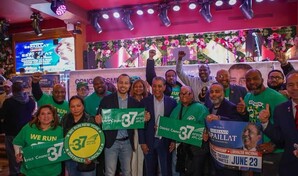 En camino a su quinta reelecci&oacute;n, el congresista Adriano Espaillat recibe el apoyo de sindicalistas de NY