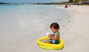 Sol, arena y beb&eacute;s: lo que debes saber antes de ir a la playa en Semana Santa