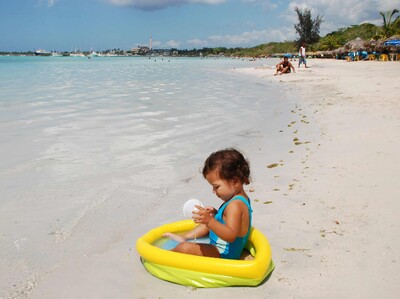Sol, arena y bebés: cuidados antes de ir a la playa en Semana Santa