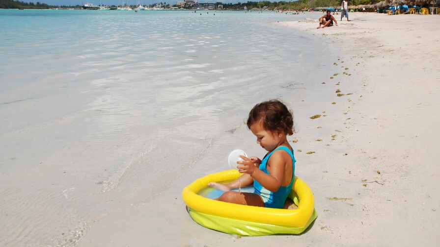 Sol, arena y beb&eacute;s: lo que debes saber antes de ir a la playa en Semana Santa