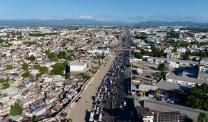 "Hoy fue m&aacute;s fuerte que todos los d&iacute;as": caos en el kil&oacute;metro 9 de la autopista Duarte tras retiro de puente peatonal
