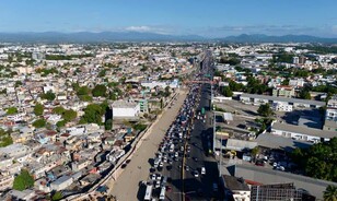 "Hoy fue m&aacute;s fuerte que todos los d&iacute;as": caos en el kil&oacute;metro 9 de la autopista Duarte tras retiro de puente peatonal