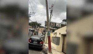 Poste inclinado por casi un a&ntilde;o en Mata Hambre genera temor pese a reportes