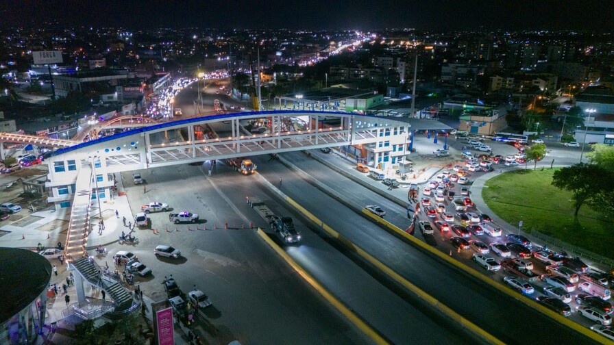 Obras Públicas realiza desmonte del peatonal del kilómetro 9; se registra tapón