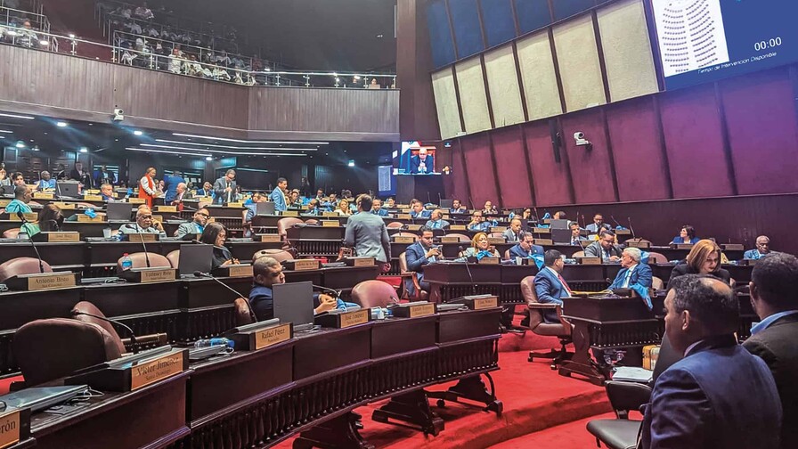 El personal de la oficina de un senador equivale al de una empresa mediana