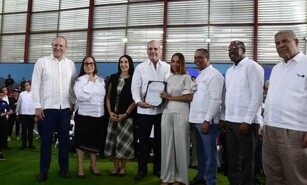 El Gobierno entrega m&aacute;s de mil t&iacute;tulos de propiedad y obras deportivas en Santiago