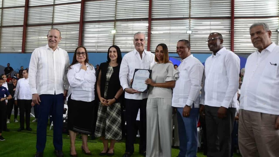 El Gobierno entrega m&aacute;s de mil t&iacute;tulos de propiedad y obras deportivas en Santiago