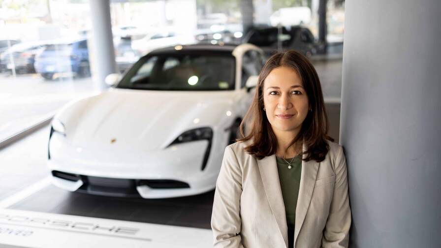 Elizabeth Sol&iacute;s: "Conducir un Porsche es vivir la marca, no solo tener un auto"