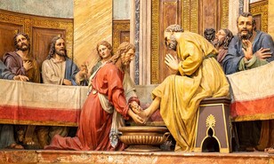 Semana Santa: el poder que se arrodilla