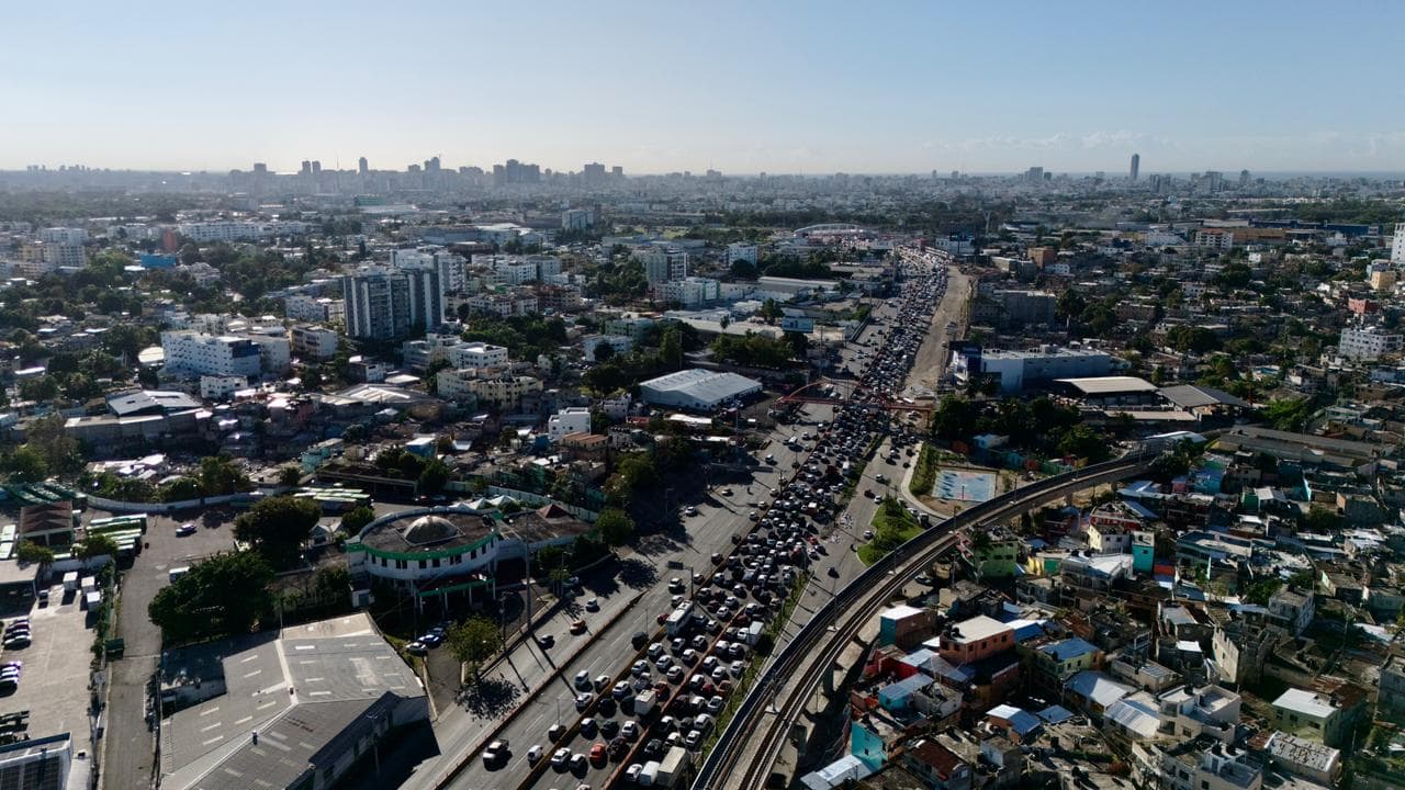 Vista aérea del tapón de la autopista Duarte la mañana de este lunes 30 de marzo.