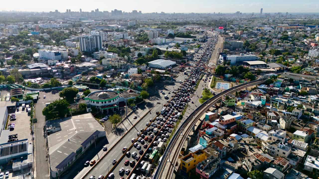 Vista aérea del tapón de la autopista Duarte la mañana de este lunes 30 de marzo.