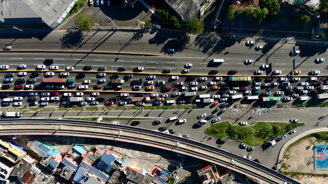 Vista aérea del tapón de la autopista Duarte la mañana de este lunes 30 de marzo.