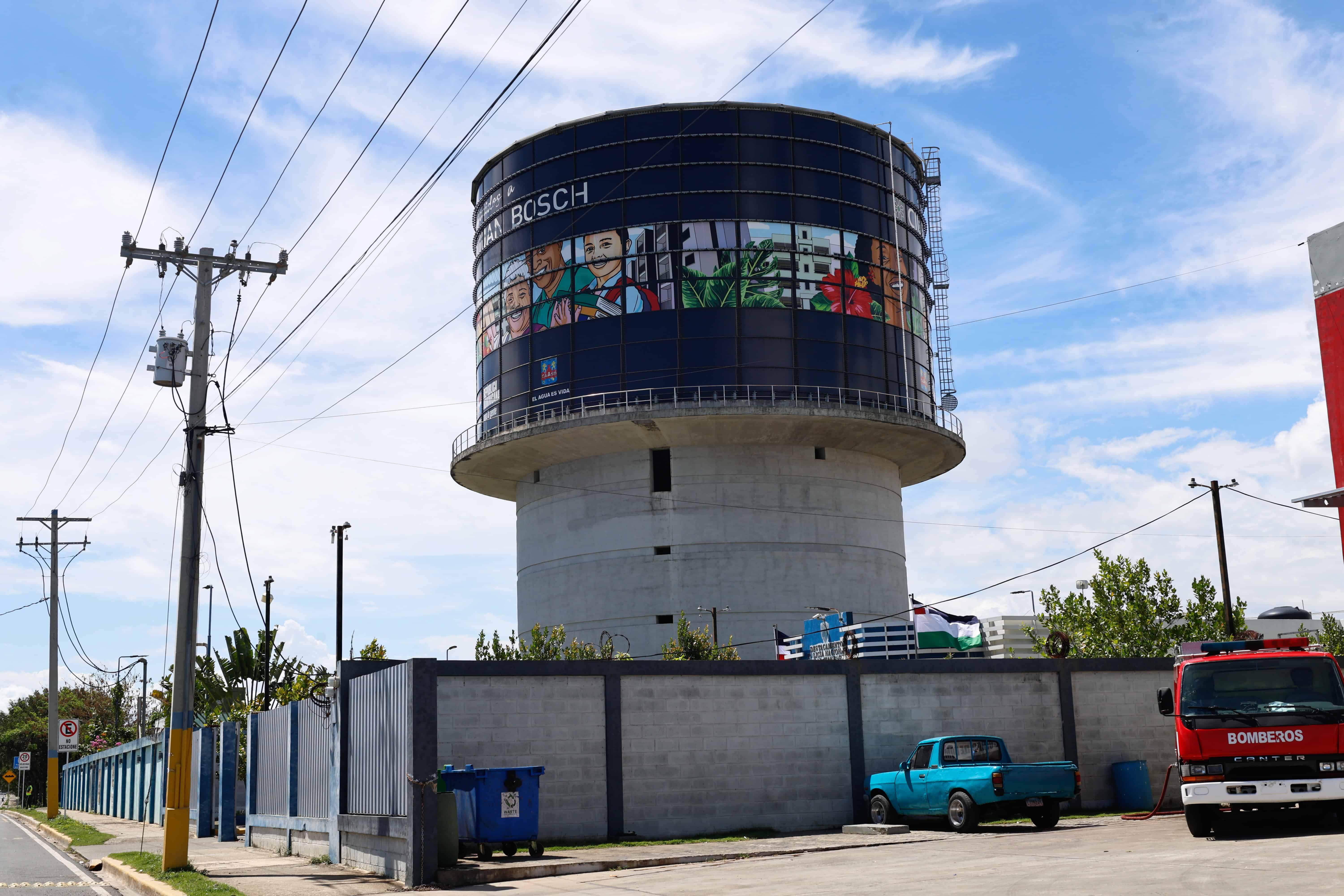 Tanque en Ciudad Juan Bosch.