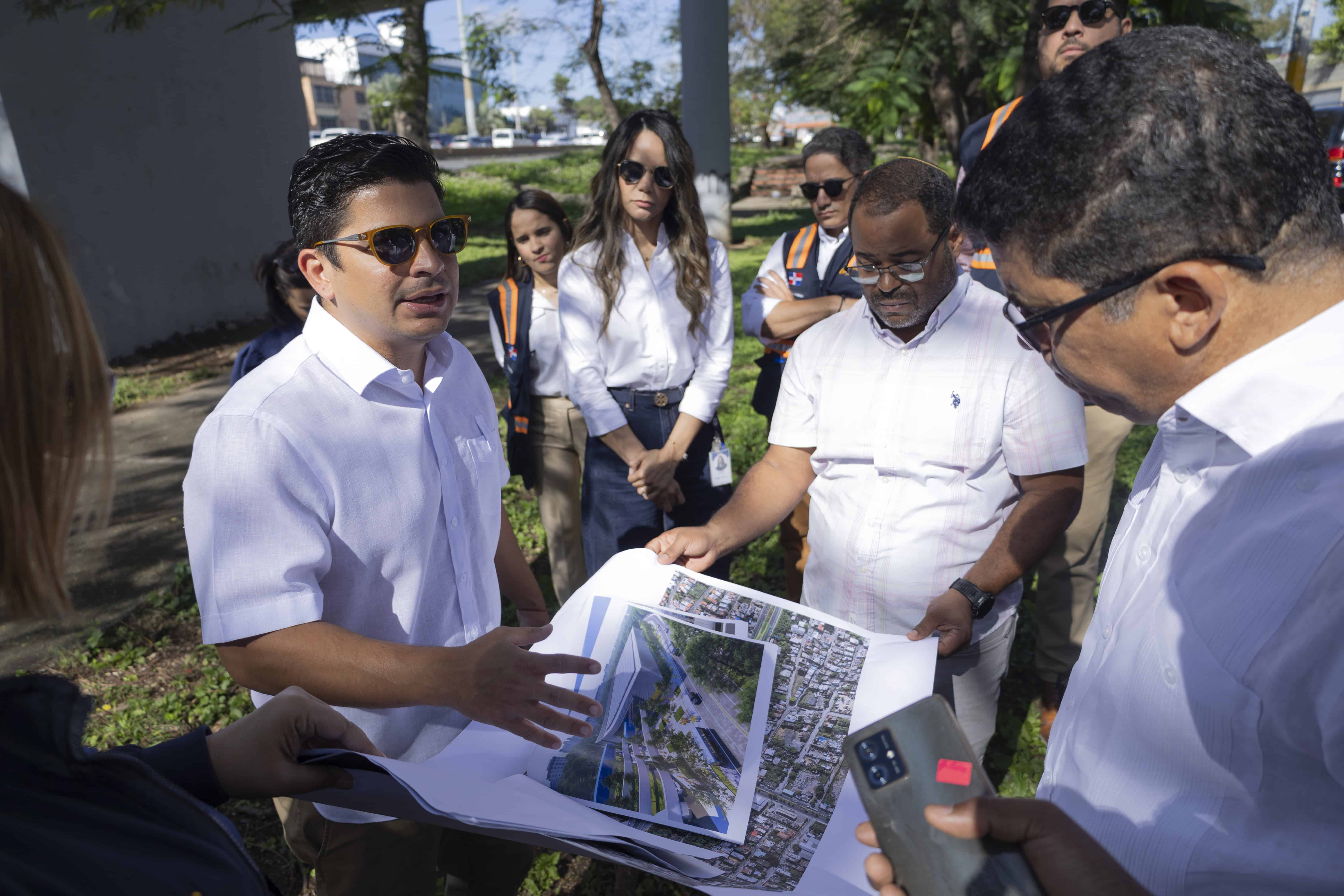 Isa muestra al alcalde Dio Astacio el diseño de la intervención.