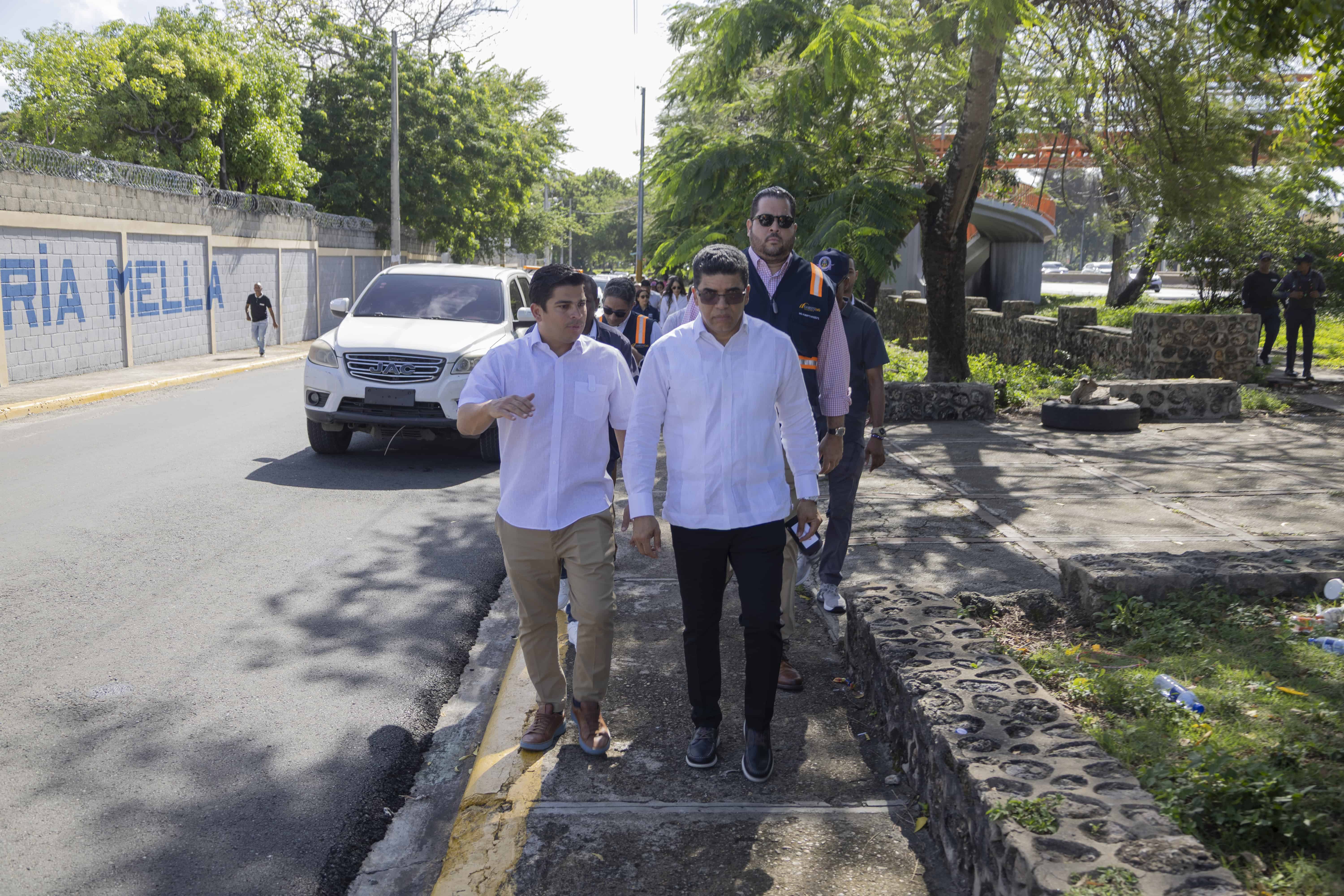 Jahel Isa y Dio Astacio caminan el primer tramo que será intervenido.