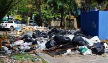 C&uacute;mulo de basura y veh&iacute;culos abandonados en el recinto del estadio Quisqueya