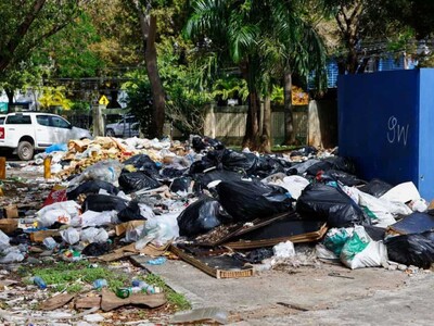 Basura y chatarras en el recinto del estadio Quisqueya